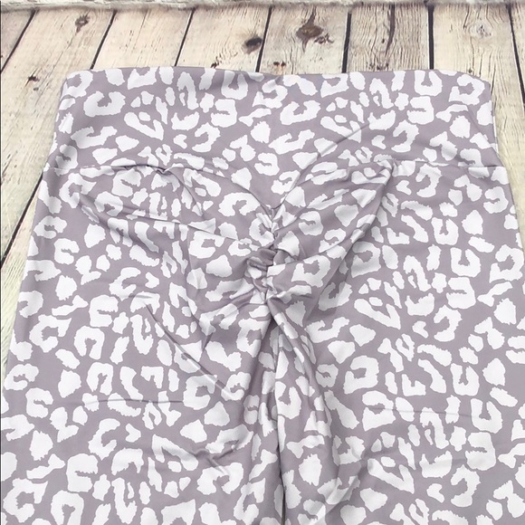 🤍 Emma Gray Leopard Print Workout Set 🤍 - Picture 6 of 15